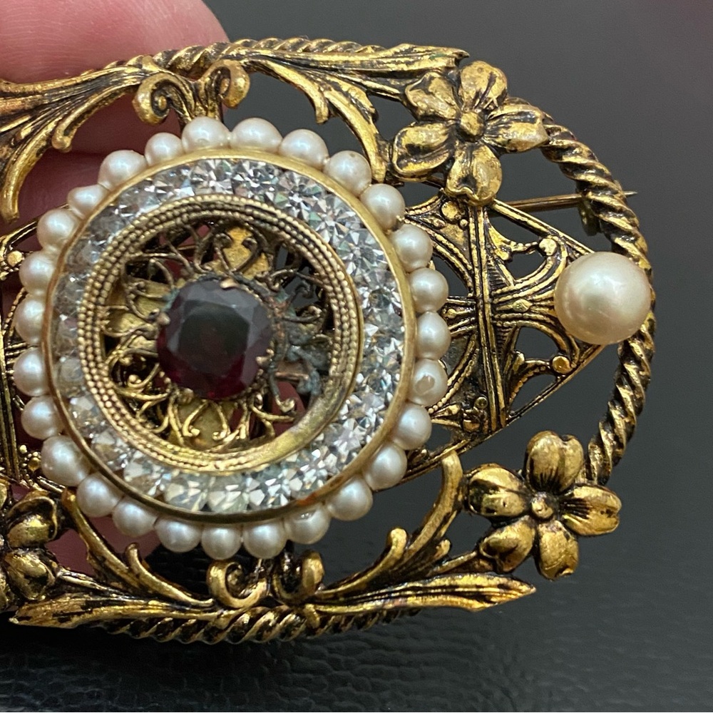 Vintage Unsigned Filigree Garnet Birthstone Faux Pearl Ornate Gold-tone Brooch - Picture 12 of 12